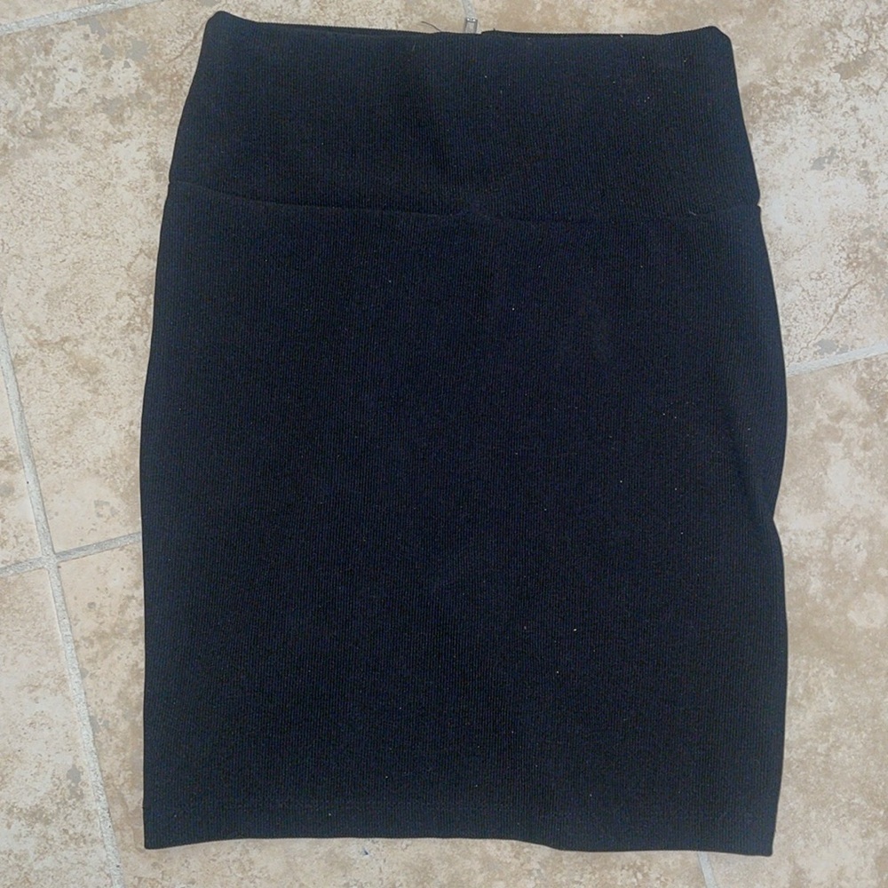 Beautiful Flattering Black Slim-Fit Body-con Skirt from Forever 21 size‎ medium​